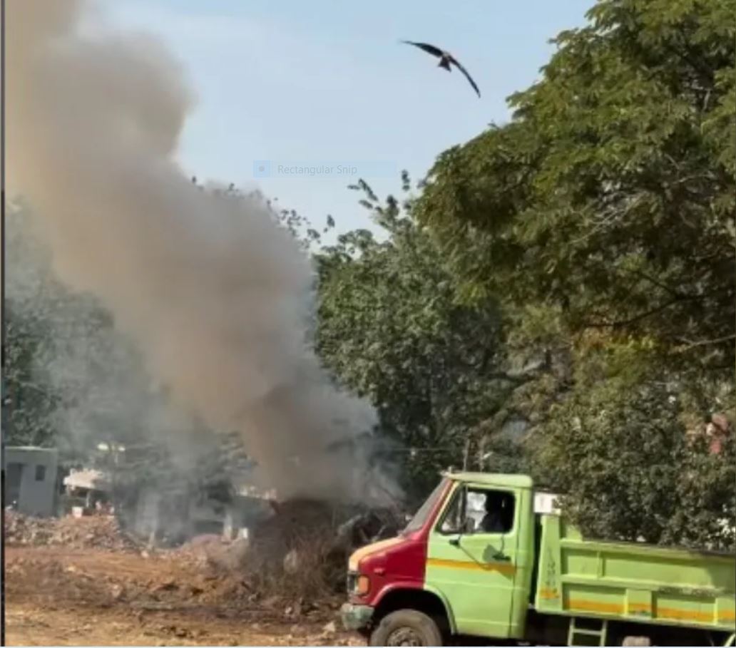 constant smell of burning plastic and waste | Soche India