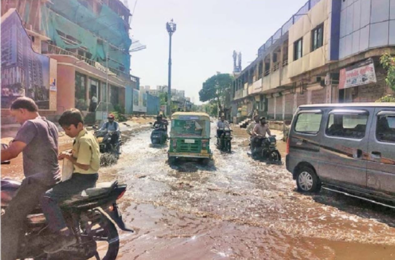 Blocked drainage system in Chandkheda leads to dirty water spilling onto streets | Soche India