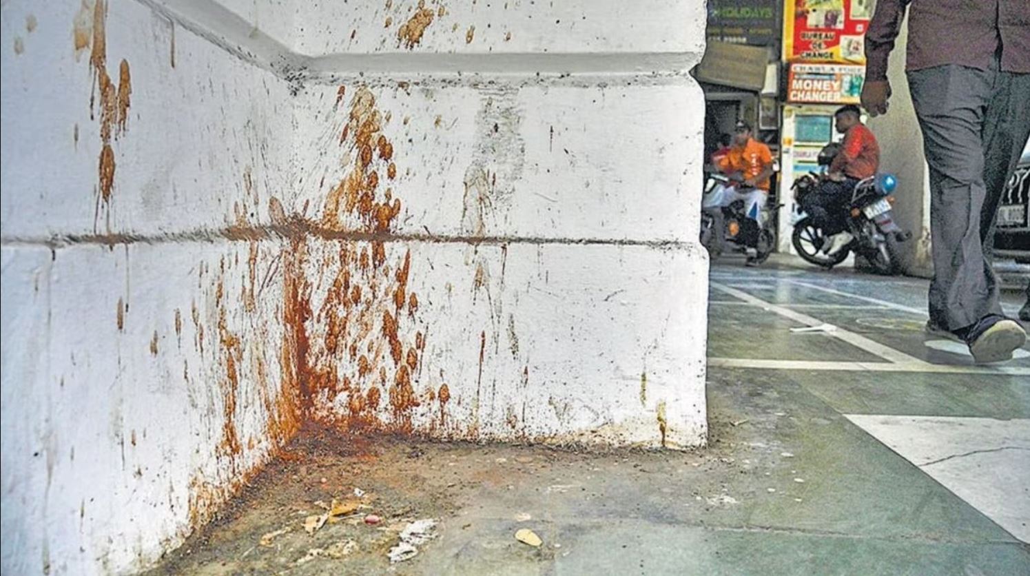 Public spitting continues on walls near Kalupur Railway Station despite cleanlin | Soche India