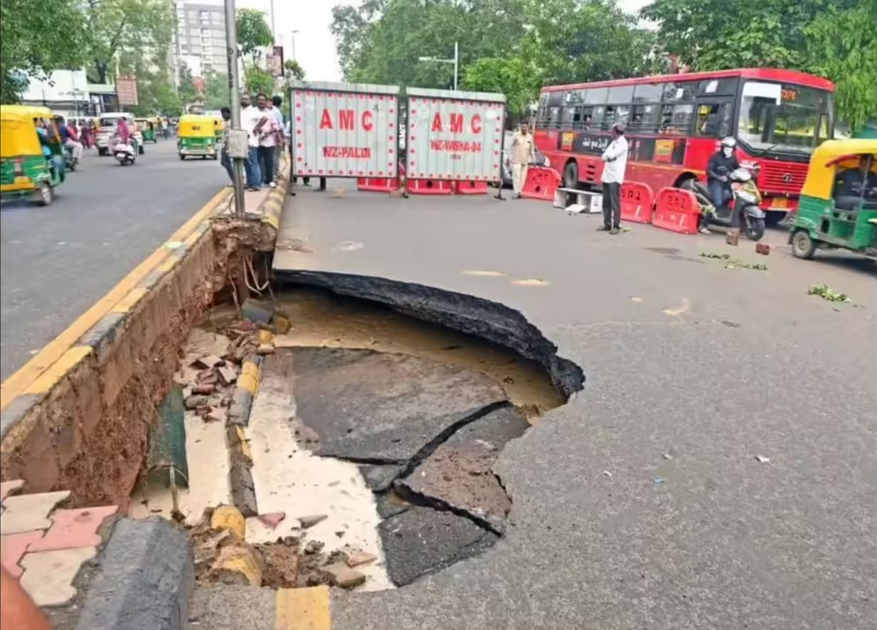 Road collapse causing major traffic jams | Soche India