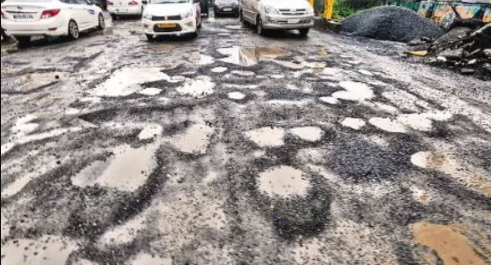 Potholes on city road | Soche India