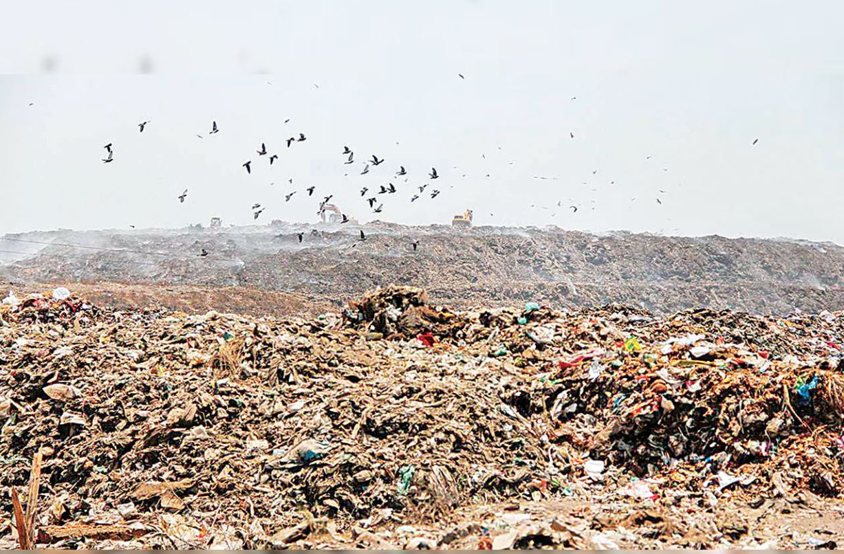 Mountains of waste rising at the Pirana landfill — Ahmedabad has been dumping ga | Soche India