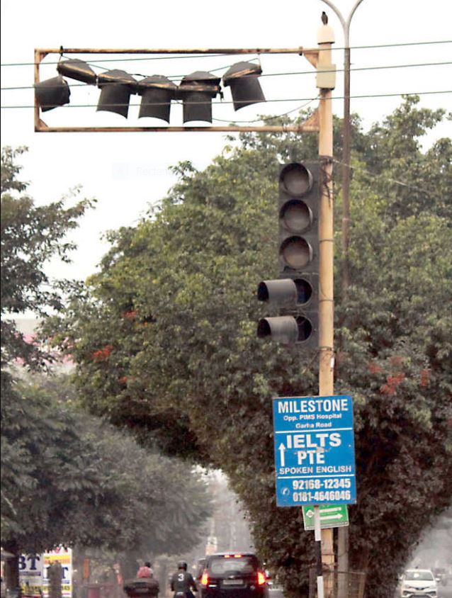 Dysfunctional traffic lights leave residents harried | Soche India