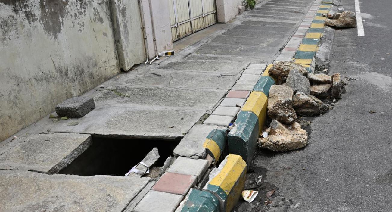 Broken footpaths pose serious danger | Soche India
