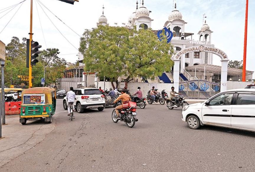 Metro construction causes traffic snarls @ Thaltej | Soche India