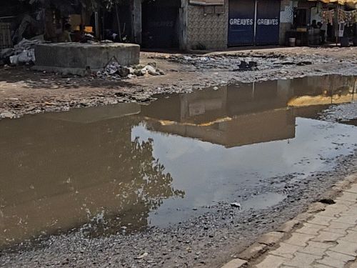 The entire 1 km road is in disrepair | Soche India