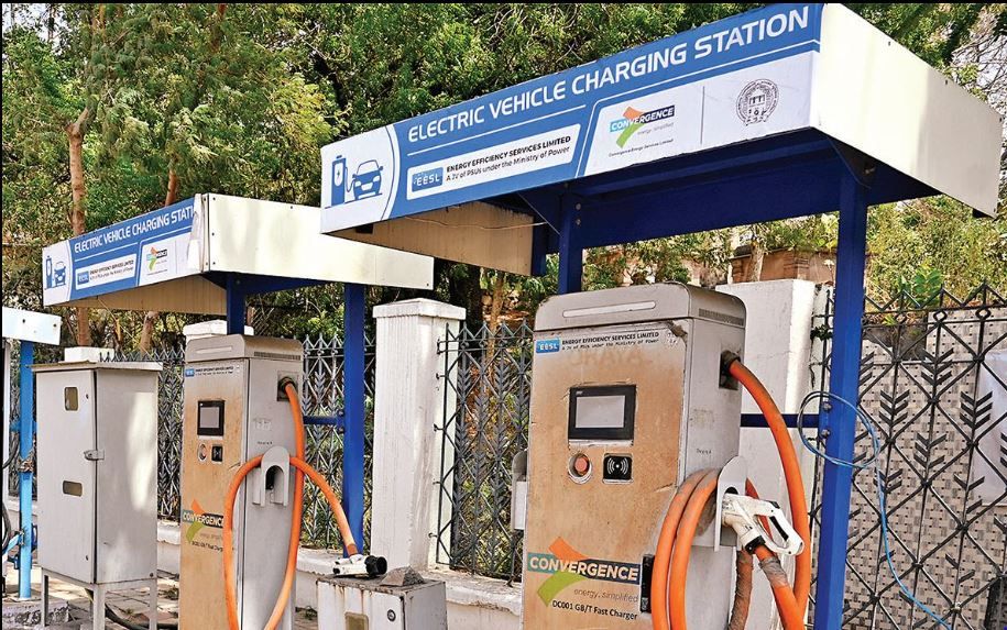 Ahmedabad is struggling to expand public EV charging infrastructure, affecting e | Soche India