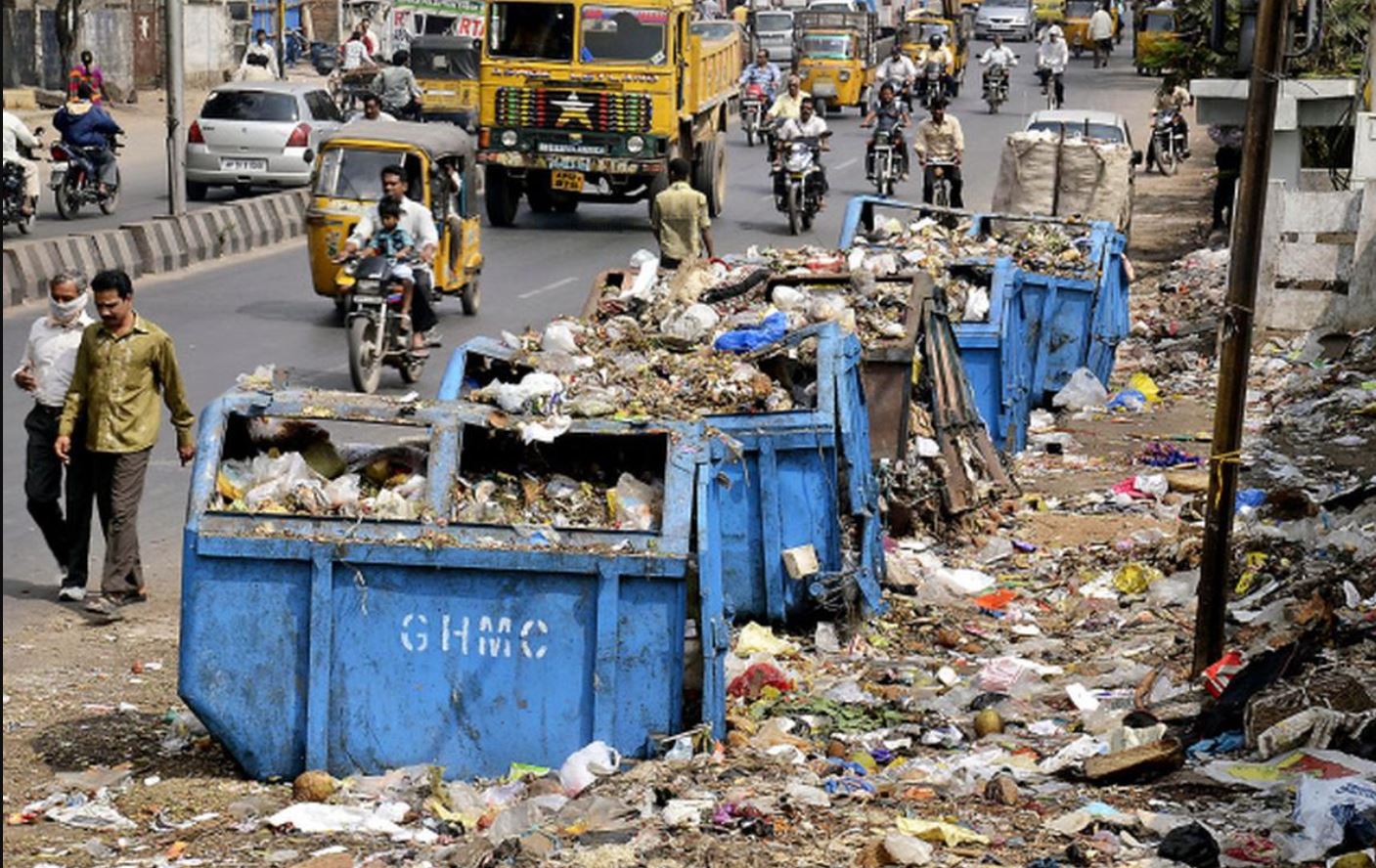 Overflowing garbage bins raise a stink | Soche India